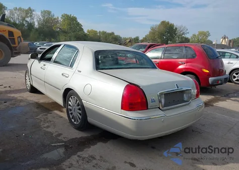 2005 Lincoln Town Car from USA, damaged, VIN 1LNHM82W25Y667065